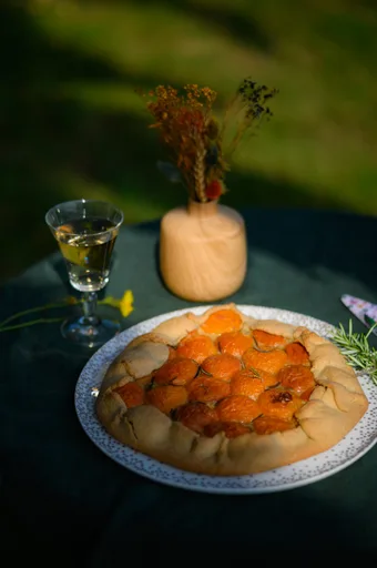 Tarte rustique abricot et romarin