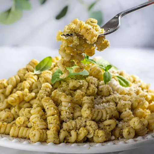 Pasta con pesto y ricotta