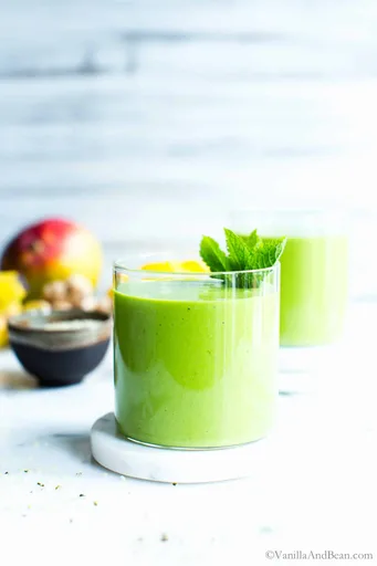 Batido rápido de mango y espinacas con 4 ingredientes