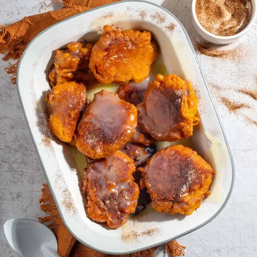 Buñuelos de calabaza sudafricanos con salsa de caramelo
