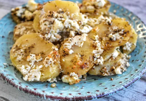 Patatas gratinadas mediterráneas con queso feta (receta familiar)