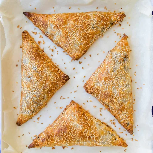 Triángulos de espinacas y feta