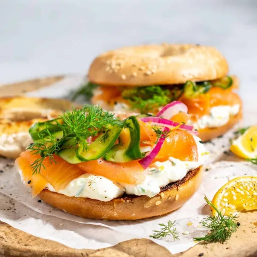 Bagel de salmón ahumado con queso crema batido y pepino encurtido rápido