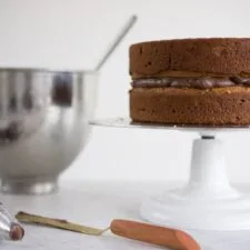 Pastel de plátano con crema de mantequilla de chocolate