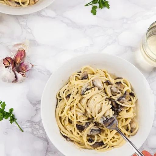 Espaguetis cremosos veganos con setas y ajo