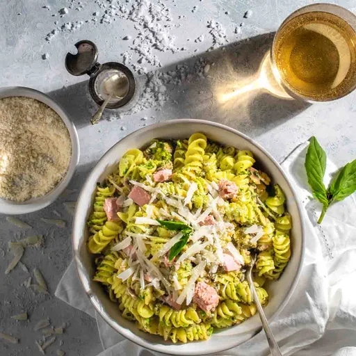 Pasta con atún y pesto