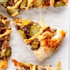 Pizza de hamburguesa con queso cargada