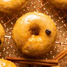 Donuts de calabaza al horno con glaseado de café