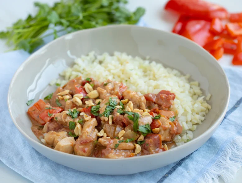Pollo Con Maní Y Arroz De Coliflor