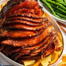 Jamón glaseado al horno con miel, mantequilla y azúcar moreno
