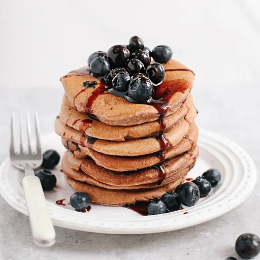 Panquecas veganas com ingredientes vegetais integrais