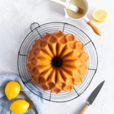 Bizcocho Bundt de aceite de oliva, limón y yogur