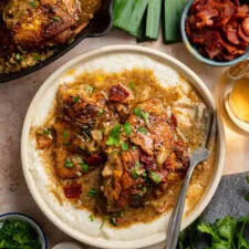 Muslos de pollo cremosos con puerros y sémola de maíz con queso