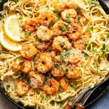 Pasta cremosa al limón y hierbas con langostinos cajún