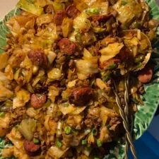 Repollo Estilo Sureño con Ternera y Salchicha Ahumada
