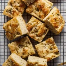 Receta de pan focaccia espeso y esponjoso (Focaccia de fermentación nocturna)