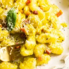 Ñoquis a la carbonara con pesto