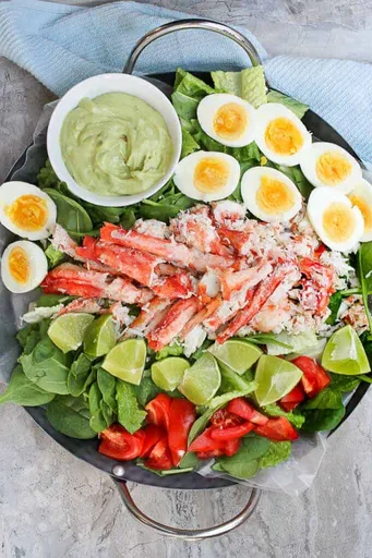 Receta de centollo: Ensalada de marisco con aderezo cremoso de aguacate
