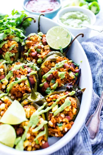 Pimientos poblanos vegetarianos rellenos de arroz