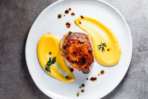 Chuletas de cerdo glaseadas con manzana