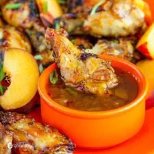 Alitas de pollo en freidora de aire con salsa de melocotón, bourbon y chile picante