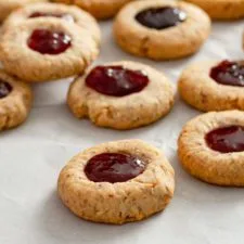 Galletas de almendra con huella rellenas de mermelada