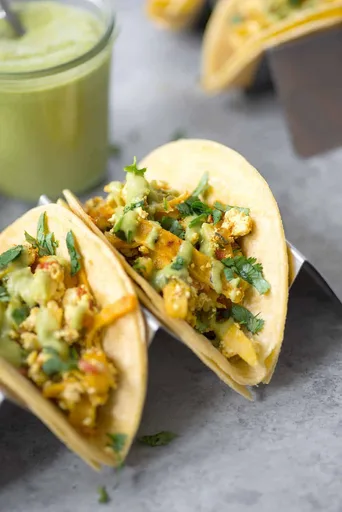 Tacos de migas de tofu