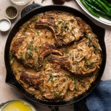 Chuletas de cerdo encebolladas con salsa de champiñones