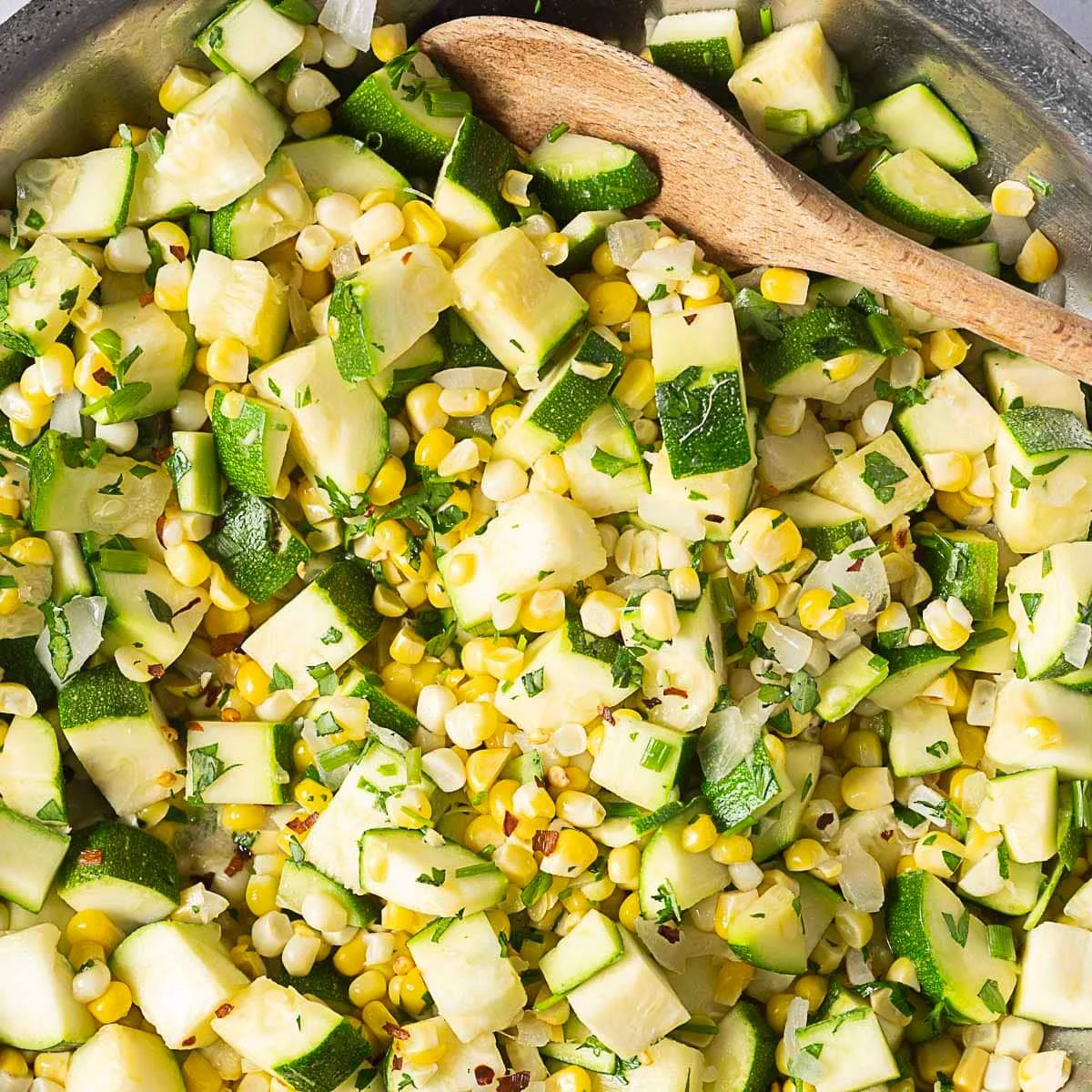 Gebratene Zucchini mit Mais