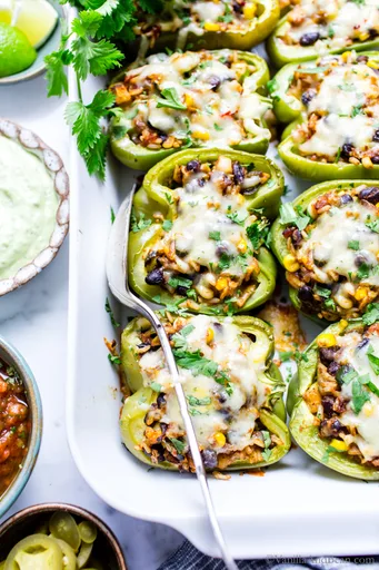 Pimientos rellenos vegetarianos al estilo del suroeste con arroz