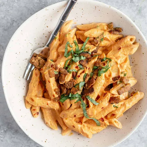 Pasta vegana con tomate y albahaca