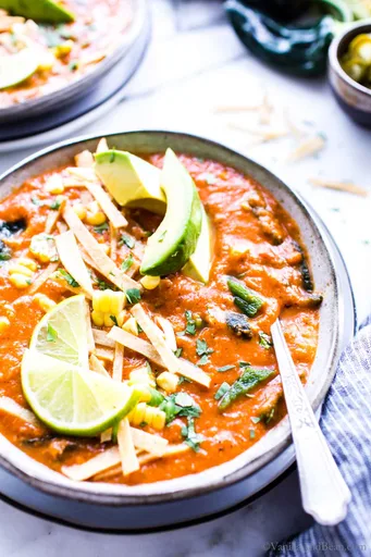 Sopa de tortilla vegetariana con chiles poblanos asados