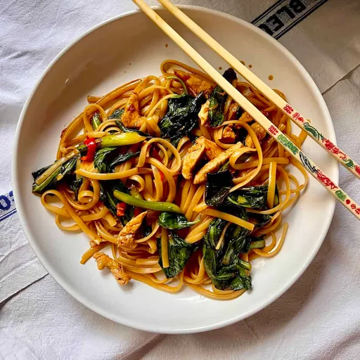 Fideos tailandeses fritos con pollo