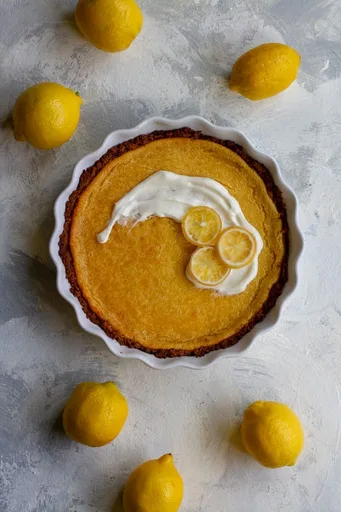 Tarta de limón con limones enteros