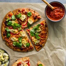 Pizza con base de coliflor, alcachofas y pimiento rojo asado