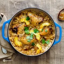 Cacerola fácil de pollo con arroz y salsa asada de piña y habanero