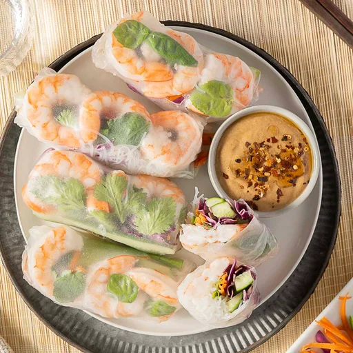 Rollitos de Verano de Gambas con Salsa de Cacahuete