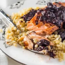Salmón Asado al Horno con Salsa de Chipotle y Cereza