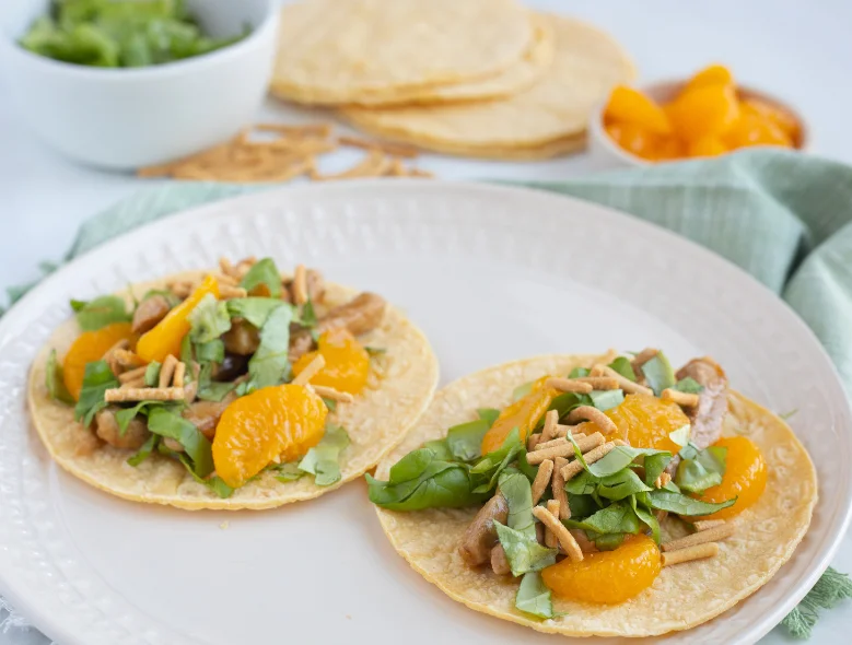 Tacos de cerdo con salsa ponzu y mandarinas