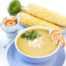 Sopa cremosa de chile verde Hatch con camarones a la parrilla con cilantro y lima