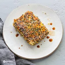 Feta frito Saganaki con costra de sésamo, miel y vinagre balsámico añejo | Aperitivo griego