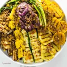 Verduras de verano a la parrilla con vinagreta de aceitunas negras