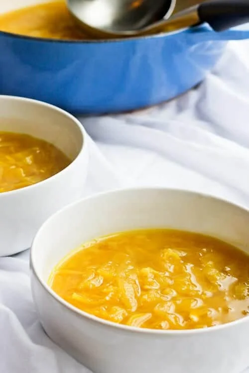 « Soupe réconfortante » à l’oignon et à l’ail