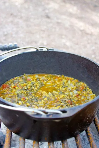Estofado de lentejas rojas a la hoguera