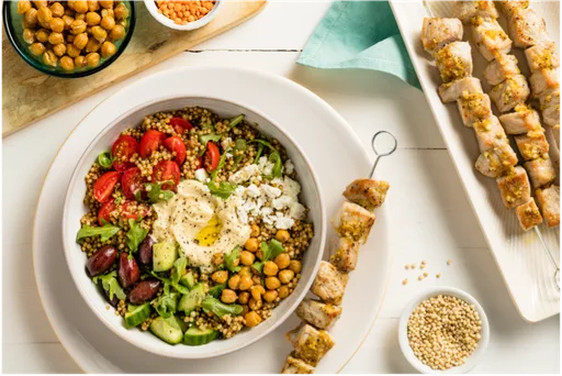 Tazón Mediterráneo de Granos con Brochetas de Cerdo