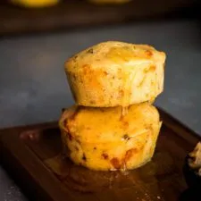 Pan de maíz con mantequilla tostada, jalapeño y cheddar con glaseado de miel