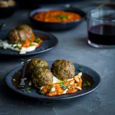 Albóndigas de cordero especiadas con pesto de pimiento piquillo