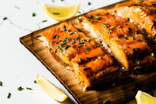 Salmón a la plancha de cedro