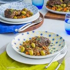 Muslos de pollo mediterráneos con lentejas y aceitunas griegas