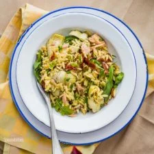 Ensalada mediterránea de orzo con atún, alcachofa y tomates secos